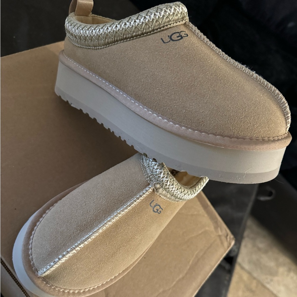 Ugg tazz platform women’s size 7